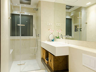 Reformar un apartamento mediano en Barcelona, ETNA STUDIO ETNA STUDIO Ванная комната в стиле модерн Керамика
