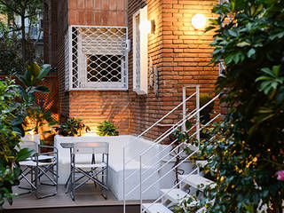 Reforma de una terraza en Barcelona, ETNA STUDIO ETNA STUDIO Jardines modernos: Ideas, imágenes y decoración Cerámica