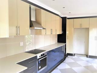 Modern Kitchen Revamp - High Gloss Two-tone , Zingana Kitchens and Cabinetry Zingana Kitchens and Cabinetry システムキッチン