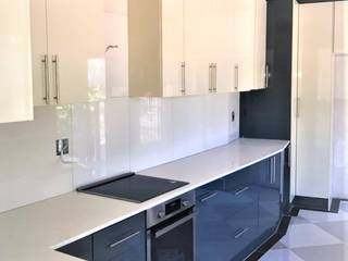 Modern Kitchen Revamp - High Gloss Two-tone , Zingana Kitchens and Cabinetry Zingana Kitchens and Cabinetry مطبخ ذو قطع مدمجة