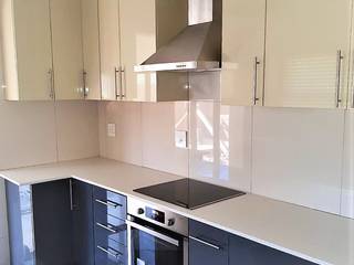 Modern Kitchen Revamp - High Gloss Two-tone , Zingana Kitchens and Cabinetry Zingana Kitchens and Cabinetry システムキッチン