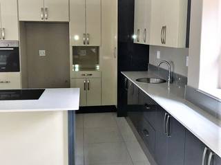 High Gloss Modern Two Tone Kitchen , Zingana Kitchens and Cabinetry Zingana Kitchens and Cabinetry 置入式廚房