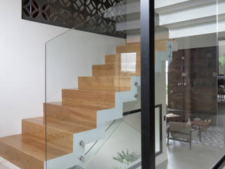 Escada e área íntima com nosso piso de madeira Quaruba, Rodapé.com Rodapé.com Escaleras Madera Acabado en madera