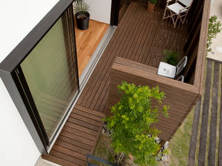COMPACT LUXURY, yuukistyle 友紀建築工房 yuukistyle 友紀建築工房 Modern balcony, veranda & terrace