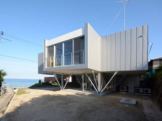 Flamingo House『House overlooking the sea』, 土居建築工房 土居建築工房 Single family home Aluminium/Zinc Metallic/Silver