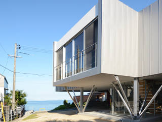 Flamingo House『House overlooking the sea』, 土居建築工房 土居建築工房 Einfamilienhaus Aluminium/Zink Metallic/Silber