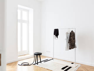 Minimal Living, Kathy Kunz Interiors Kathy Kunz Interiors Minimalistische Ankleidezimmer Textil,Innenarchitektur,Holz,Grau,Fenster,Rechteck,Bodenbelag,Kunst,Vorrichtung,Hartholz