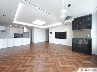 헤링본 마루가 매력적인 44평 송도아파트 , 이즈홈 이즈홈 Ruang Keluarga Modern Brown