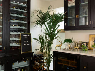 The Regent's Park 'Cellar Bar' by deVOL, deVOL Kitchens deVOL Kitchens Classic style wine cellar Solid Wood Black