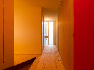 t house, Takeru Shoji Architects.Co.,Ltd Takeru Shoji Architects.Co.,Ltd Eclectic corridor, hallway & stairs