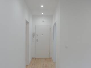 Remodelação Apartamento Em Lisboa, ENGIMULTI ENGIMULTI الممر الحديث، المدخل و الدرج خشب Wood effect