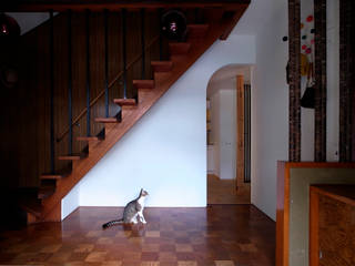 ｍ＆ｃ house, Takeru Shoji Architects.Co.,Ltd Takeru Shoji Architects.Co.,Ltd Eclectic corridor, hallway & stairs