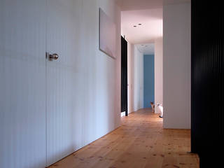 ｍ＆ｃ house, Takeru Shoji Architects.Co.,Ltd Takeru Shoji Architects.Co.,Ltd Corredores, halls e escadas ecléticos