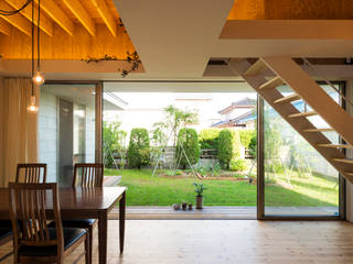 on house, Takeru Shoji Architects.Co.,Ltd Takeru Shoji Architects.Co.,Ltd Eclectic style living room