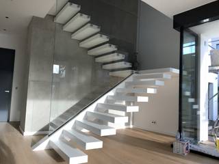 Kragarmtreppe aus Corian mit Stahlwange, Siller Treppen/Stairs/Scale Siller Treppen/Stairs/Scale บันได หินอ่อน