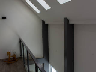 Moderne duinwoning in Castricum, Nico Dekker Ontwerp & Bouwkunde Nico Dekker Ontwerp & Bouwkunde Modern corridor, hallway & stairs