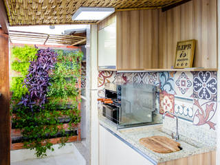 Espaço Gourmet integrado com deck em Cobertura, Canivelo Santos Arquitetura Canivelo Santos Arquitetura Balcones y terrazas modernos: Ideas, imágenes y decoración Tablero DM