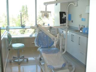 Clínica dental Odintoinnova en la Dehesa por ARQSOL, Arqsol Arqsol モダンデザインの 書斎