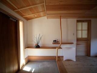 和をしつらえた住まい, 株式会社高野設計工房 株式会社高野設計工房 Asiatischer Flur, Diele & Treppenhaus Weiß