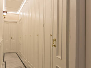 Appartamento a Milano, Turati Boiseries Turati Boiseries Classic style corridor, hallway and stairs Wood White