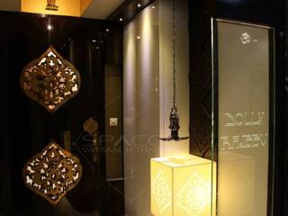 ohm mani padme hum.-mr & mrs. khanna's charming home., SPACCE INTERIORS SPACCE INTERIORS Modern corridor, hallway & stairs