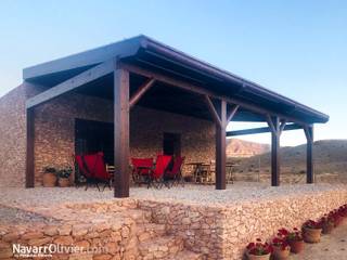 Pérgola para casa rural, NavarrOlivier NavarrOlivier Techos inclinados Madera Acabado en madera