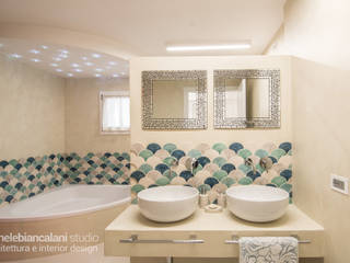 LUXURY CONTEMPORARY VILLA, Rachele Biancalani Studio Rachele Biancalani Studio Mediterranean style bathrooms