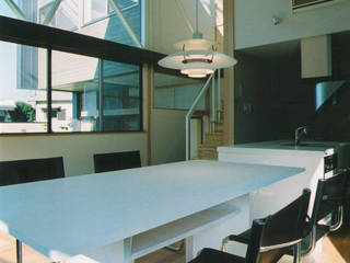フレミングハウス, 原 空間工作所 HARA Urban Space Factory 原 空間工作所 HARA Urban Space Factory Sala da pranzo moderna Legno massello Bianco