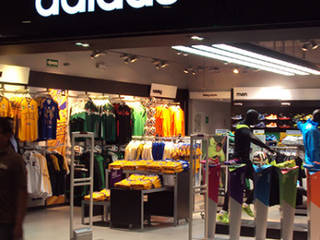 Adidas Monterrey, montage arquitectos montage arquitectos Maisons modernes