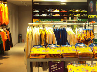 Adidas Monterrey, montage arquitectos montage arquitectos Couloir, entrée, escaliers modernes