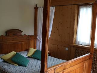 Dare nuova vita al letto ereditato, L'Antica s.a.s. L'Antica s.a.s. Classic style bedroom Wood Wood effect