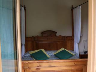 Dare nuova vita al letto ereditato, L'Antica s.a.s. L'Antica s.a.s. Dormitorios de estilo clásico Madera