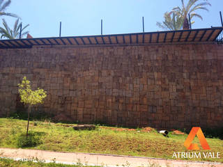 Muro de arrimo de pedra, Atrium Vale Pedras e Projetos Atrium Vale Pedras e Projetos Paredes y pisos de estilo clásico Piedra