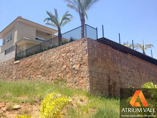 Muro de arrimo de pedra, Atrium Vale Pedras e Projetos Atrium Vale Pedras e Projetos Paredes y pisos de estilo clásico Piedra