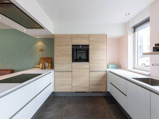 Vrolijk moderne gezinswoning in Almere, Aangenaam Interieuradvies Aangenaam Interieuradvies Cucina in stile scandinavo