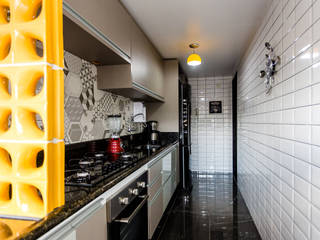 Cozinha Corredor Moderna, Canivelo Santos Arquitetura Canivelo Santos Arquitetura 모던스타일 욕실 타일