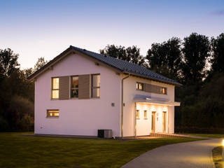 Außenansicht Giebelseite mit Wechselfassade aus weißem Putz und Holzverschalung homify Fertighaus Weiß fingerhaus,fertighaus,einfamilienhaus,satteldach,wechselfassade,holzverschalung,putz,bodentiefe fenster,haustürvordach,hoher kniestock,familienhaus,musterhaus