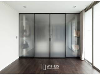 드레스룸 WALK IN CLOSET, WITHJIS(위드지스) WITHJIS(위드지스) Moderne Ankleidezimmer Aluminium/Zink Schwarz