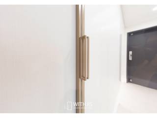 카멜베이지 컬러 슬라이딩도어, WITHJIS(위드지스) WITHJIS(위드지스) Modern corridor, hallway & stairs Aluminium/Zinc Amber/Gold