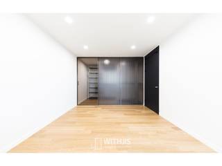간살도어 vertical stripe design sliding door, WITHJIS(위드지스) WITHJIS(위드지스) Modern dressing room Aluminium/Zinc Brown