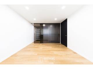 간살도어 vertical stripe design sliding door, WITHJIS(위드지스) WITHJIS(위드지스) Modern dressing room Aluminium/Zinc Brown