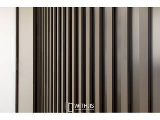 간살도어 vertical stripe design sliding door, WITHJIS(위드지스) WITHJIS(위드지스) Moderne Ankleidezimmer Aluminium/Zink Braun