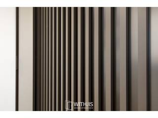 간살도어 vertical stripe design sliding door, WITHJIS(위드지스) WITHJIS(위드지스) モダンデザインの ドレッシングルーム アルミニウム/亜鉛