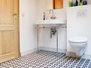 Urokliwa podłoga z płytek hiszpańskich w łazience, Cerames Cerames クラシックスタイルの お風呂・バスルーム