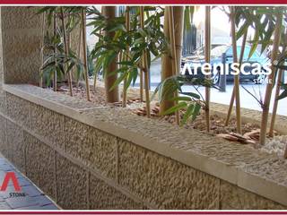 APICONADO A MANO ᴥ ᴥ ᴥ HAND finish using a PICK HAMMER with pointed tip ᴥ ᴥ ᴥ FINITION BROCHÉE, ARENISCAS STONE ARENISCAS STONE Rustic style museums Stone Beige