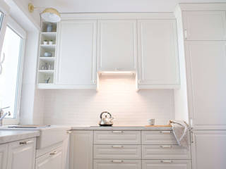 Przytulna, biała kuchnia z okapem do zabudowy, GLOBALO MAX GLOBALO MAX Kitchen