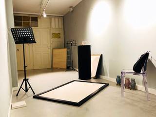 Allestimento AVERY perfume Gallery, A.A.P+0 A.A.P+0 Sala multimediale in stile industriale