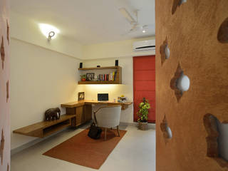 Khar Residence Interior 2100 sqft, studio HINGE studio HINGE ห้องทำงาน/อ่านหนังสือ