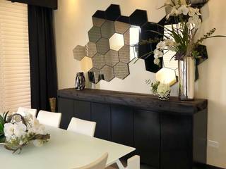 BUFETTERO Y ESPEJO: Comedores de estilo  por Athalia cocinas y Carpinteria 