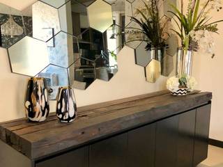 BUFETTERO Y ESPEJO: Comedores de estilo  por Athalia cocinas y Carpinteria 